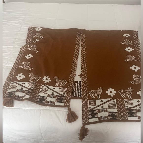 Other - Peruvian Alpaca Brown and White Patterned open Poncho with Tassels. Reversible.